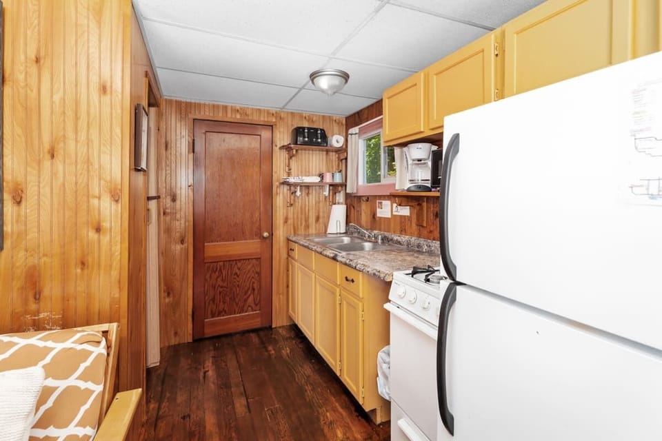 Full kitchen with everything you needs to prepare a meal. 
