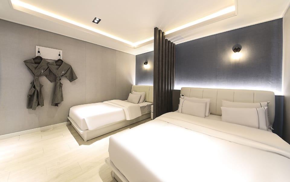 Deluxe Twin Room, City View | Egyptian cotton sheets, premium bedding, down comforters