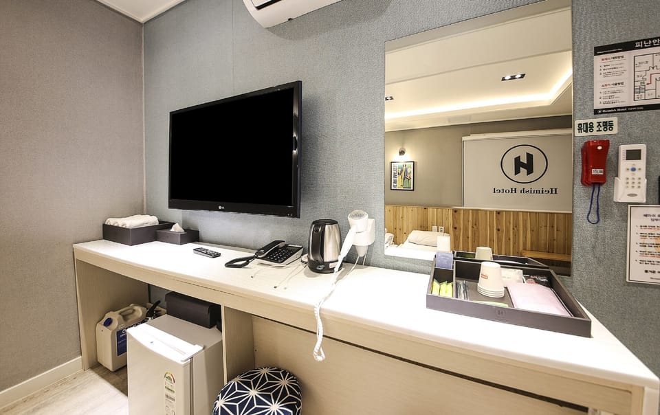 Traditional Room, City View | Living area | 65-inch LED TV with cable channels, Netflix, heated floors