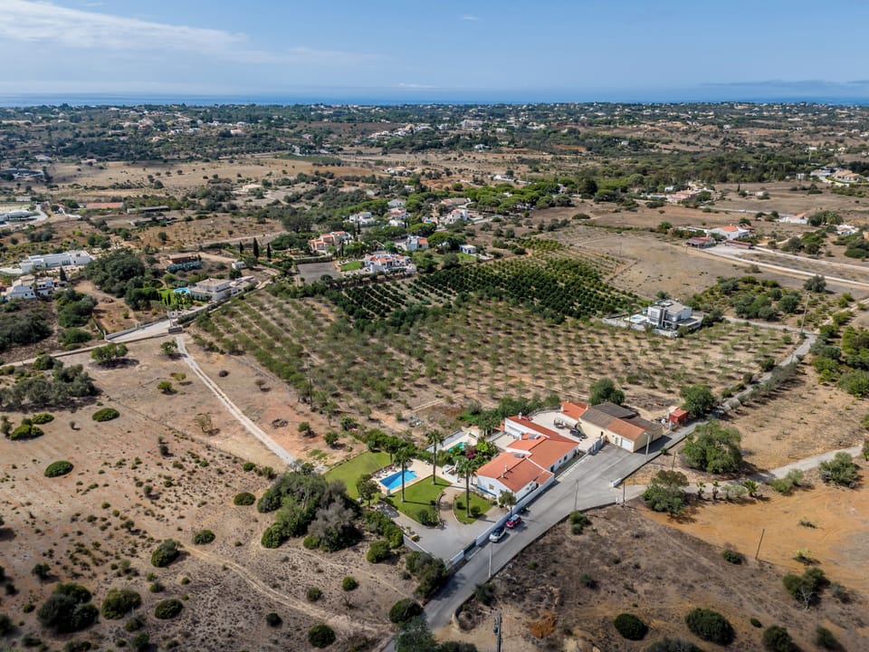 Distant Sea views, only 8 minutes drive to Praia Marinha and Praia Benagil!