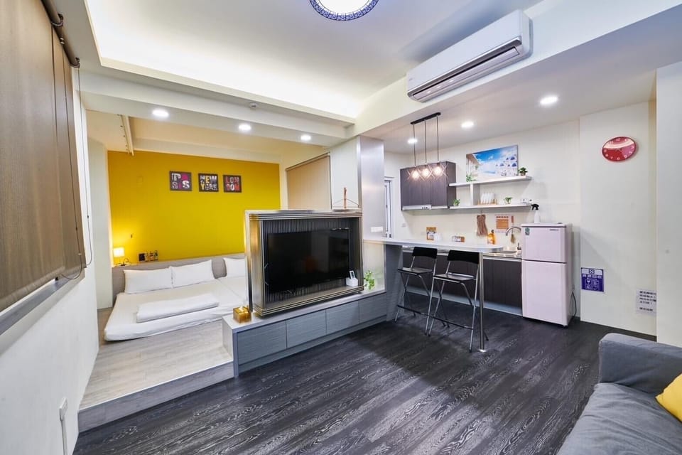 Family Suite, Marina View | Living area | 42-inch flat-screen TV with cable channels