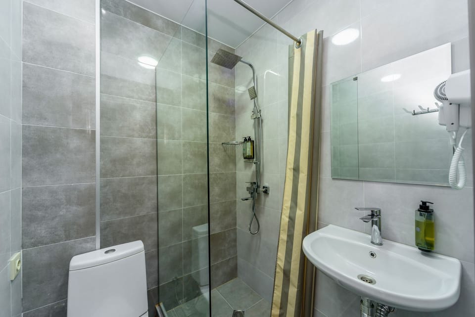 Superior Double Room, 1 Bedroom | Bathroom