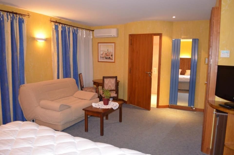 Chambre double supérieure | Laptop workspace, soundproofing, free WiFi, bed sheets