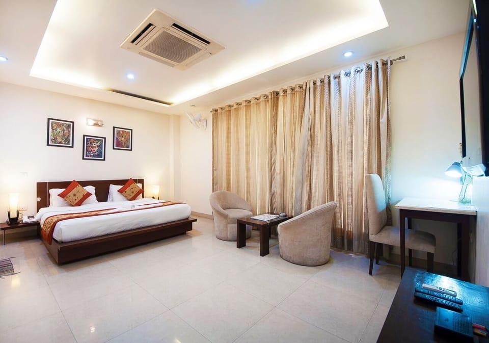 In-room safe, desk, laptop workspace, soundproofing