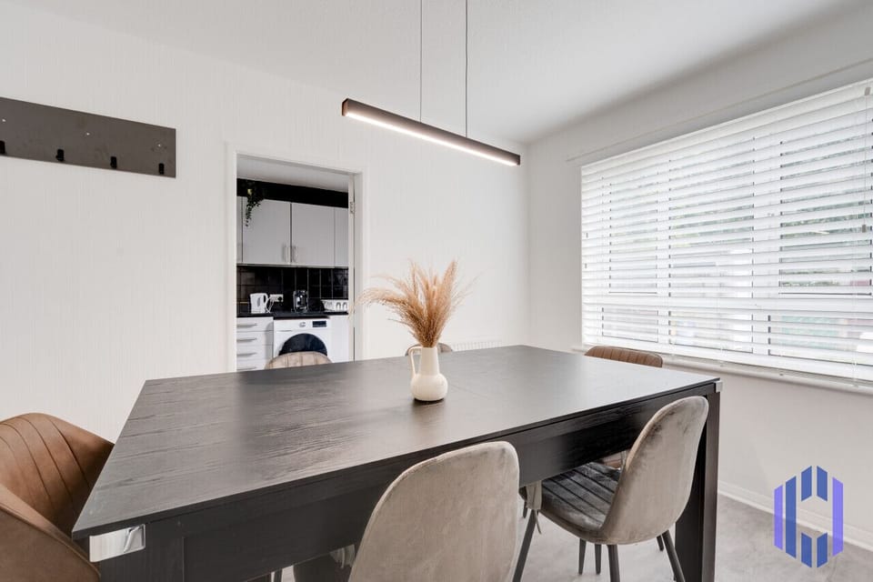 Dining area. Fully equipped with cutlery, crockery and glassware.