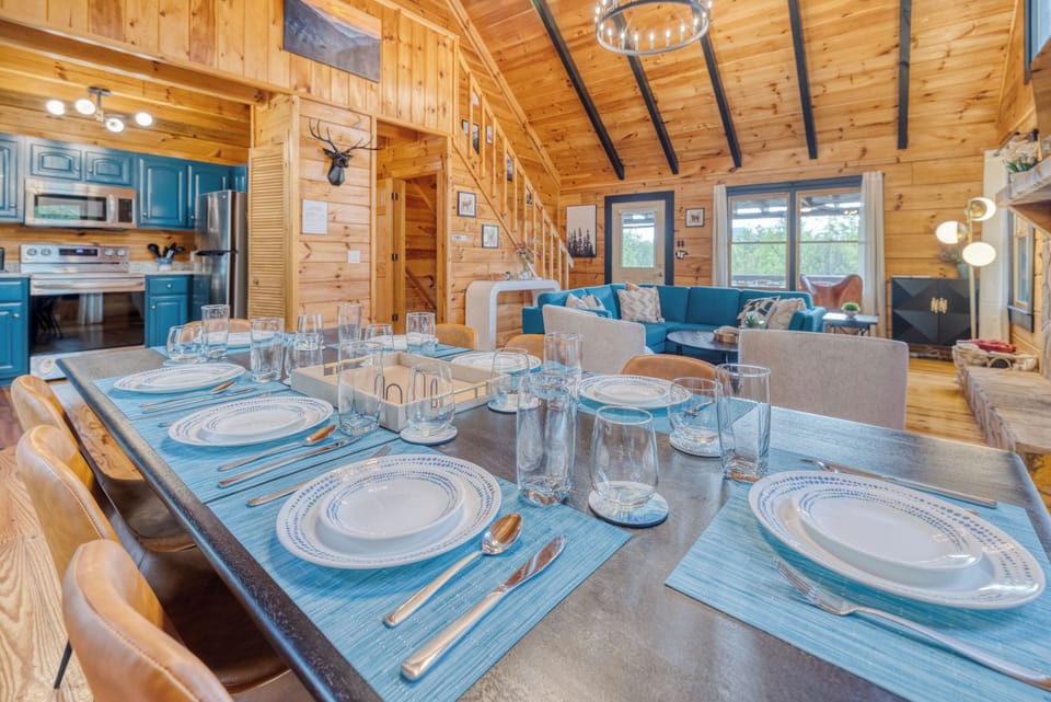 Dining room with ample space for 8 people
