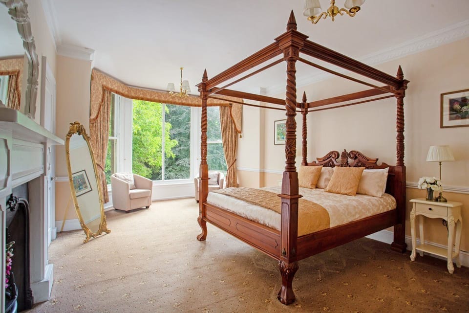 Signature Double Room | Iron/ironing board (on request), WiFi (free), individually decorated