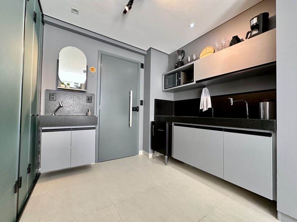 Studio | Private kitchen | Mini-fridge, microwave, cookware/dishes/utensils