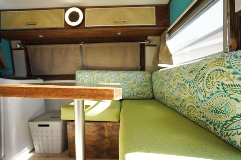 Dining table/workspace