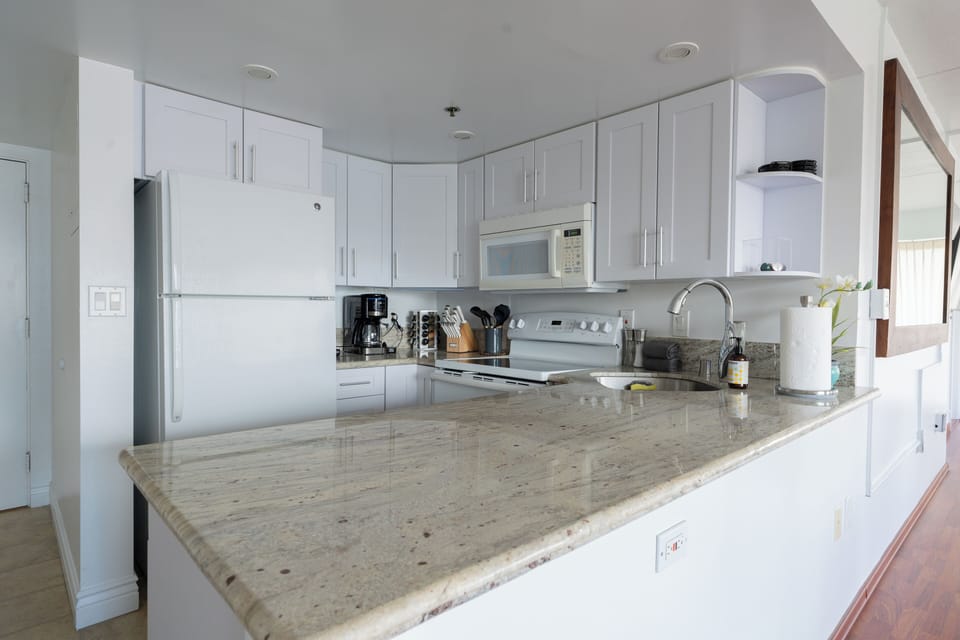 Comfort Apartment, City View | Private kitchen | Coffee/tea maker, toaster, dining table