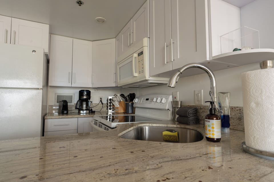 Comfort Apartment, City View | Private kitchen | Coffee/tea maker, toaster, dining table