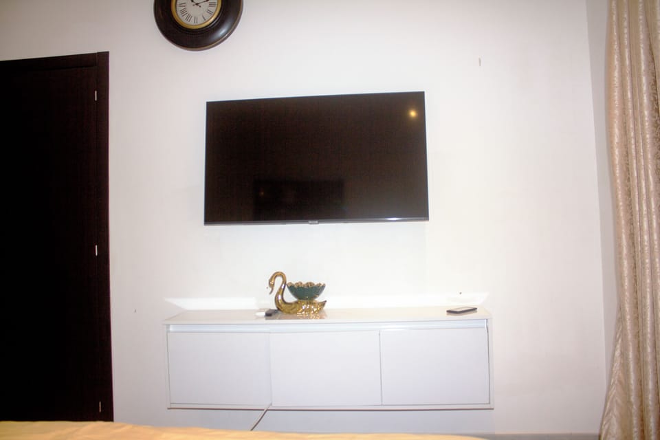 2 bedrooms, desk, iron/ironing board, WiFi (free)