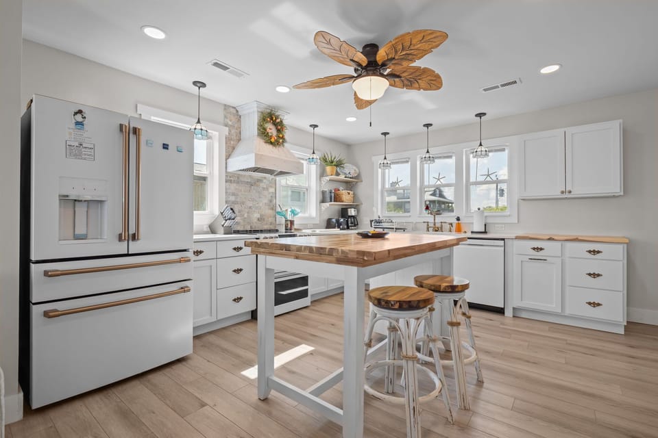 Well-equipped Kitchen with high end appliances and airfryer built in to oven.