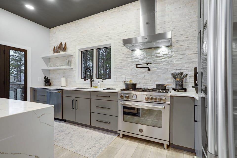 Get a load of this stunning, fully-loaded kitchen!