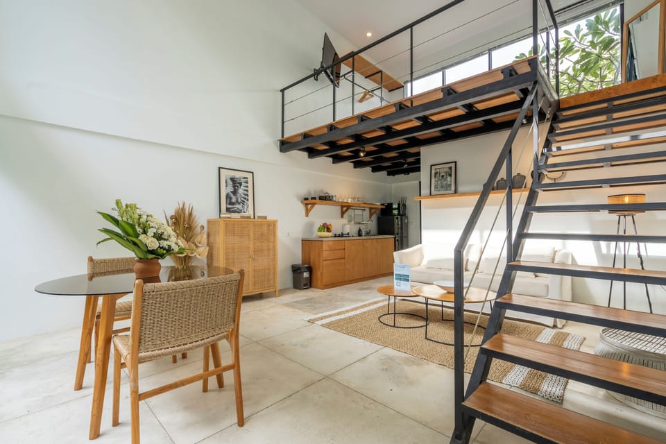 Deluxe Loft, 1 Bedroom, Private Pool | Living area | 40-inch Smart TV with digital channels, Netflix, streaming services