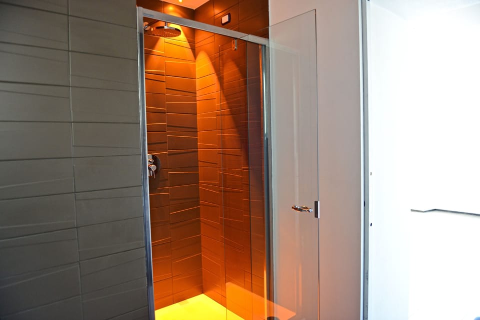 Superior Double Room | Bathroom shower