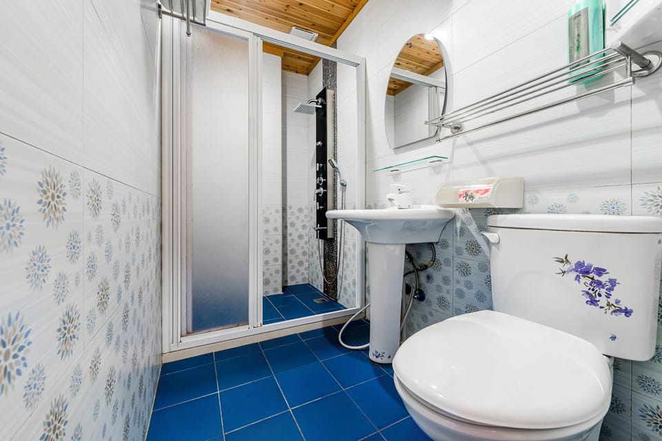 Quadruple Room | Bathroom | Shower, free toiletries, hair dryer, slippers