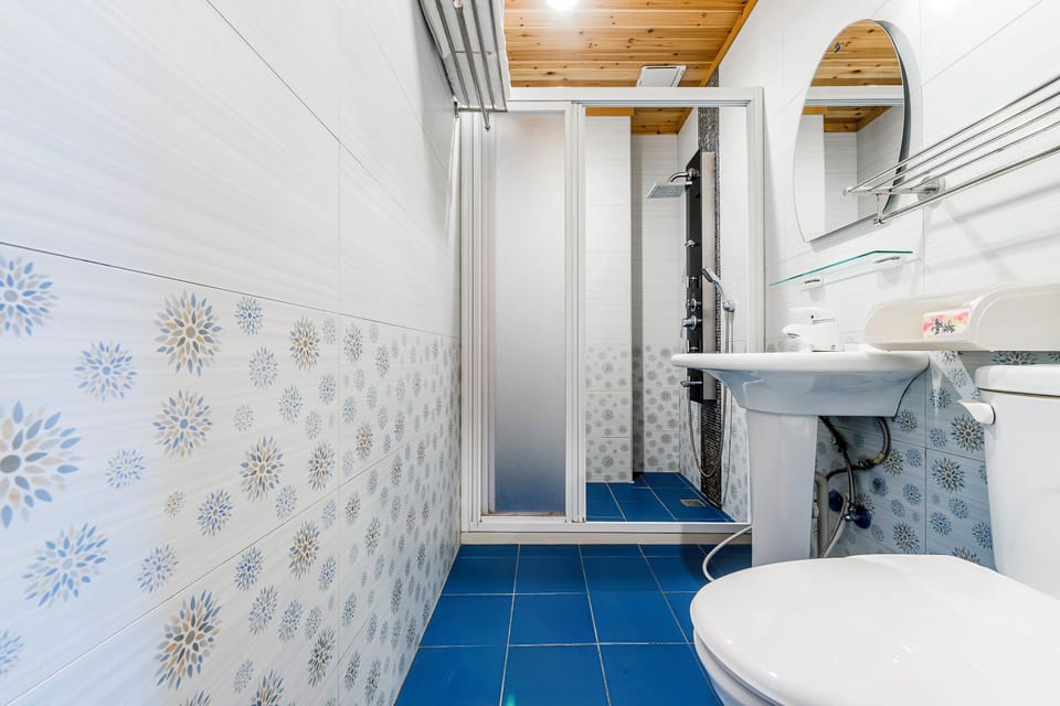 Quadruple Room | Bathroom | Shower, free toiletries, hair dryer, slippers