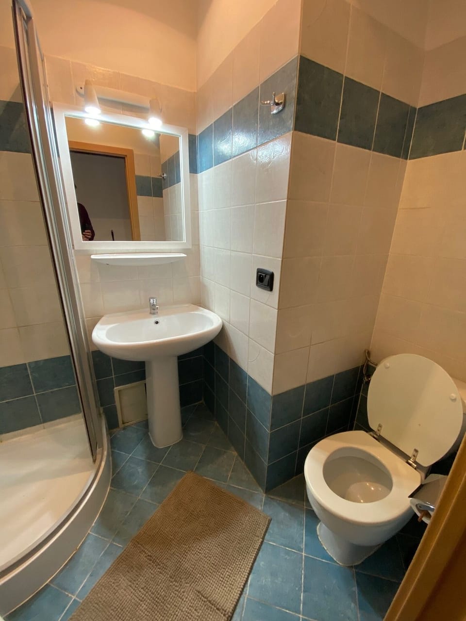 Bathroom sink & wc