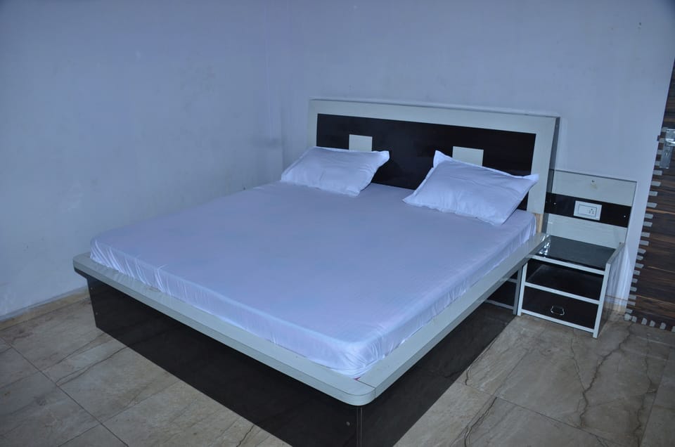 Business Double Room | Desk, laptop workspace, WiFi (free)
