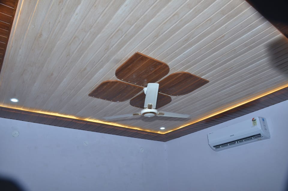 Desk, laptop workspace, WiFi (free)