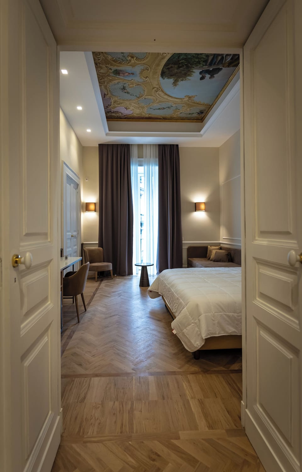 Deluxe Room, 3 Twin Beds, Balcony, City View | 1 bedroom, minibar, in-room safe, individually decorated