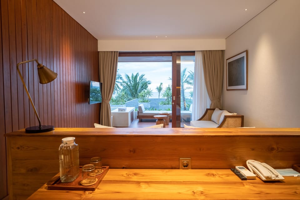 Jacuzzi Suite Ocean View | Select Comfort beds, minibar, in-room safe, free WiFi