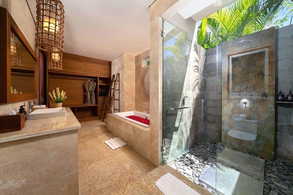 Deluxe Bungalow Ocean View | Bathroom | Free toiletries, hair dryer, towels, soap