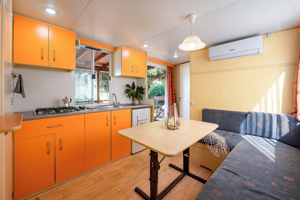 Mobile Home, 2 Bedrooms | Private kitchen | Fridge, stovetop, cookware/dishes/utensils