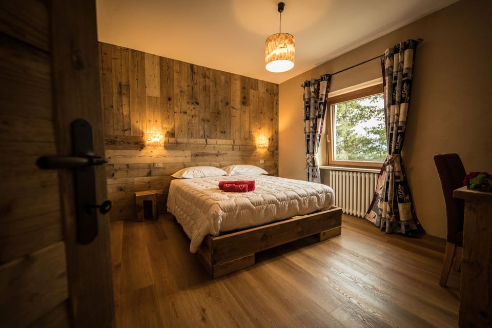 Junior Suite | Free cribs/infant beds, free WiFi, bed sheets