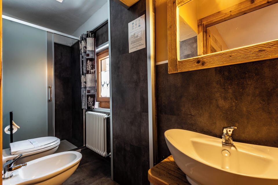 Triple Room | Bathroom | Shower, rainfall showerhead, free toiletries, bidet