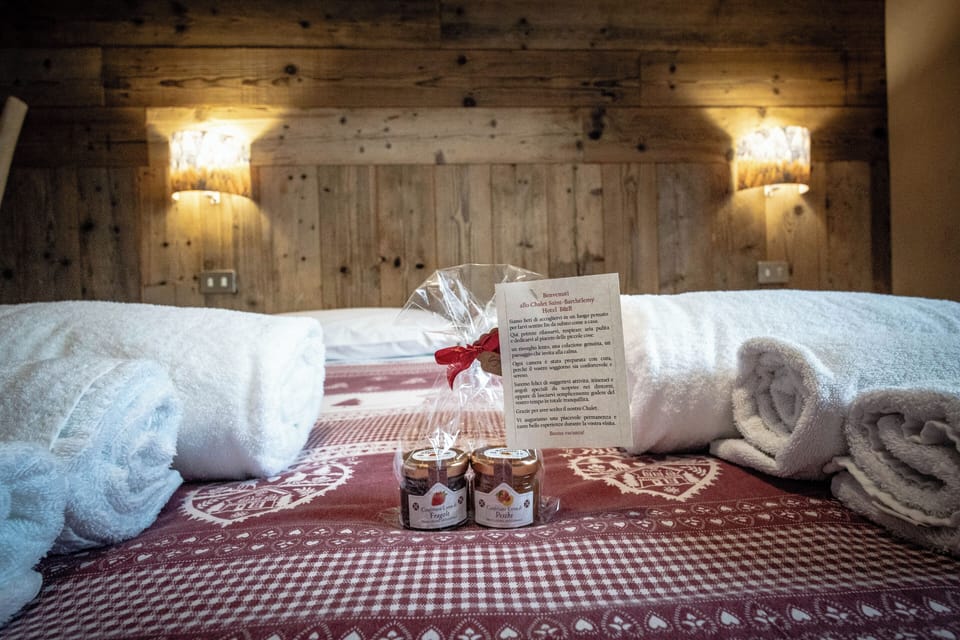 Double Room, Mountain View | Free cribs/infant beds, free WiFi, bed sheets