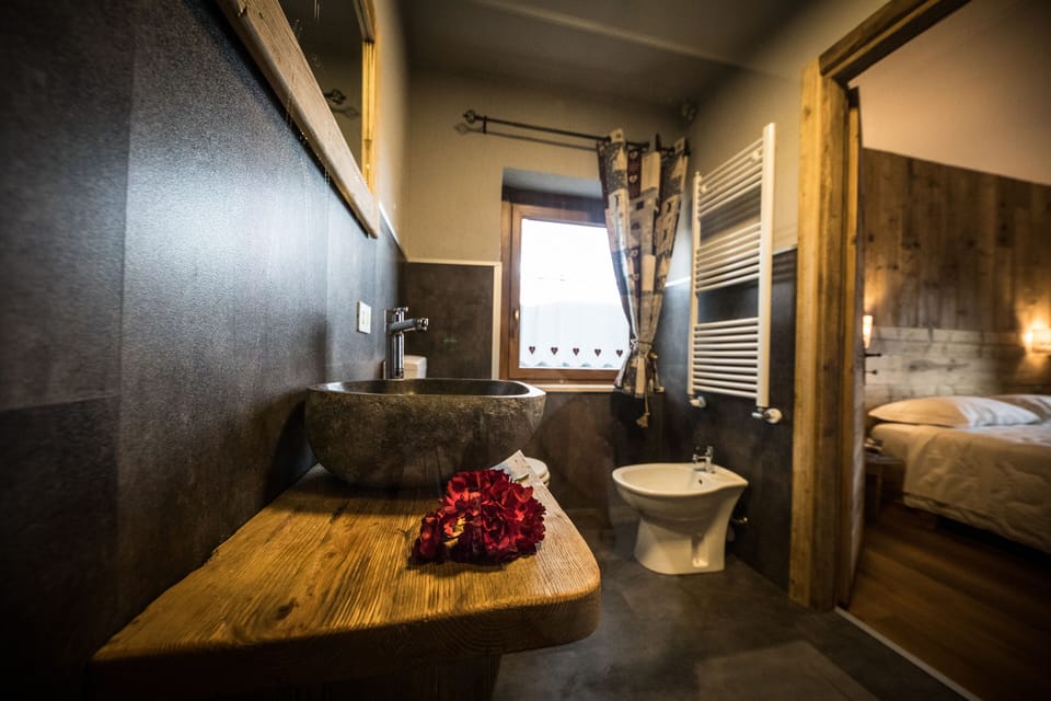 Junior Suite | Bathroom | Shower, rainfall showerhead, free toiletries, bidet