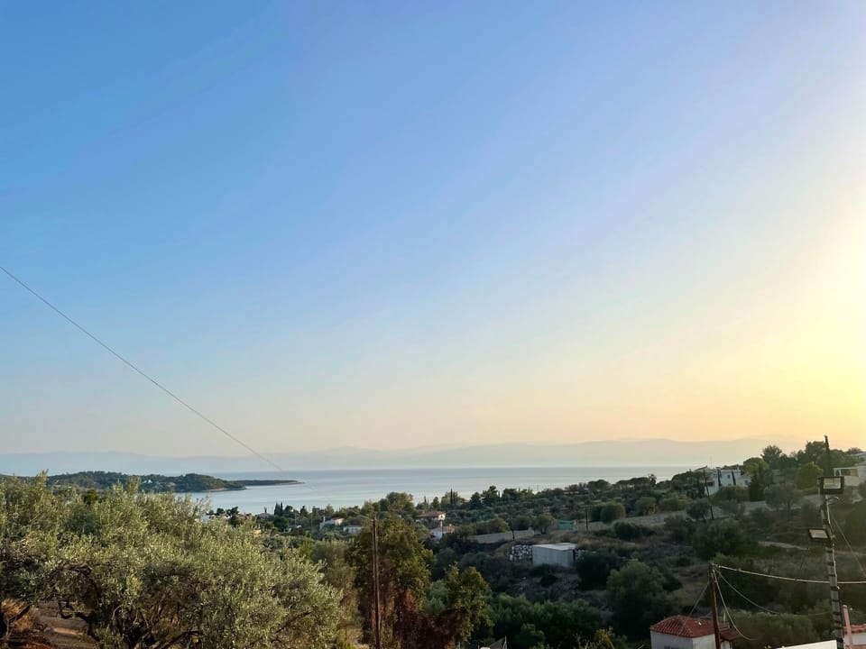 Independent Studio with bathroom and balcony with sea view.