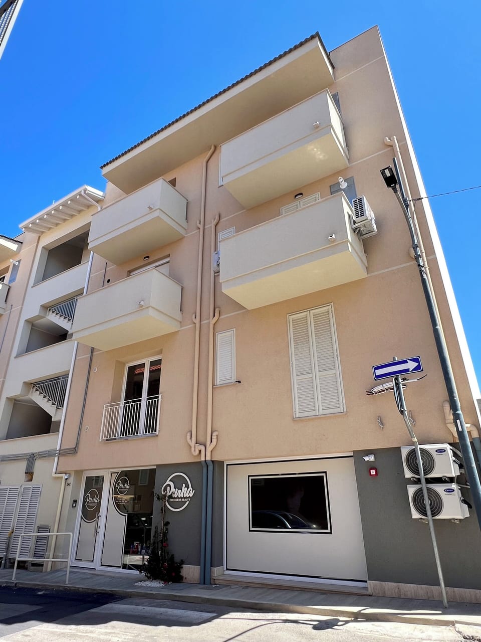 Streetview Apartment on 2nd Floor