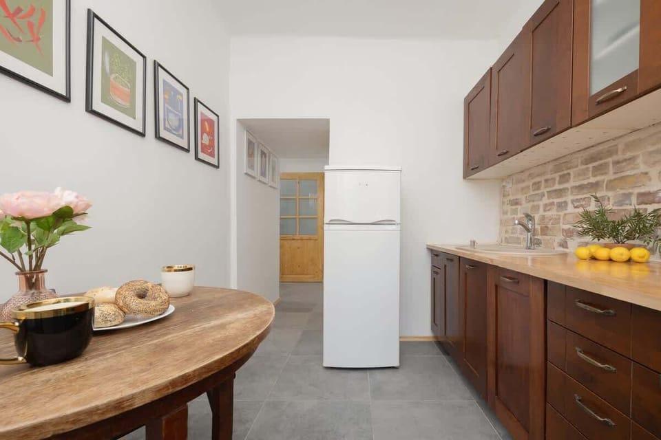 Independent kitchen witn an oven.