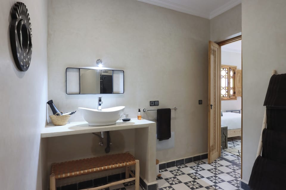 Family Quadruple Room | Bathroom | Shower, rainfall showerhead, hair dryer, towels