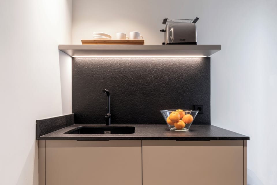 Full-size fridge, microwave, oven, stovetop