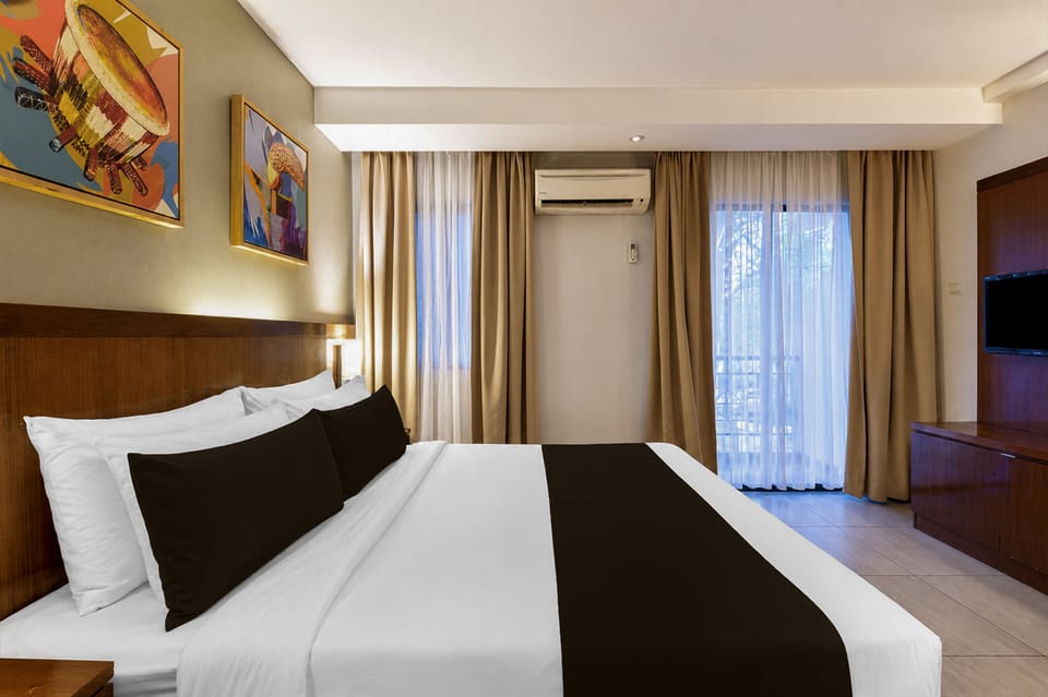 Deluxe King | Minibar, desk, soundproofing, iron/ironing board (on request)