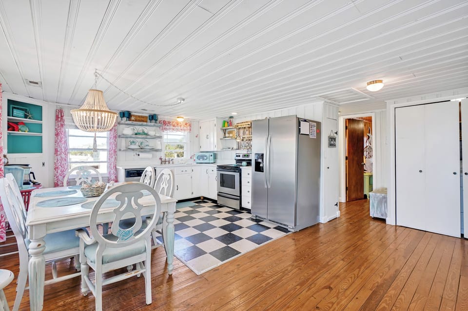 Full kitchen with separate large pantry - to store all your vacation snacks 