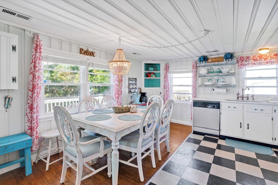 Full kitchen - with coffee bar- drip coffee maker and Keurig's 
