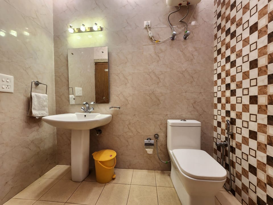 Standard Room | Bathroom | Shower, free toiletries, towels, soap