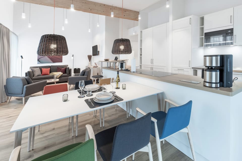 Full-size fridge, microwave, oven, stovetop