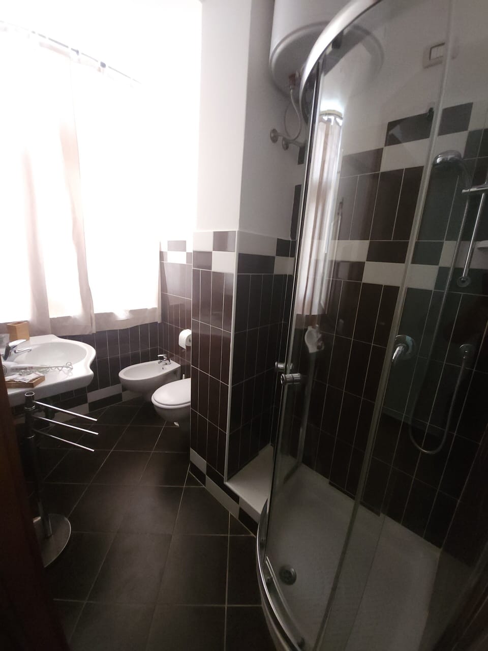 Classic Triple Room | Bathroom | Shower, rainfall showerhead, hair dryer, towels