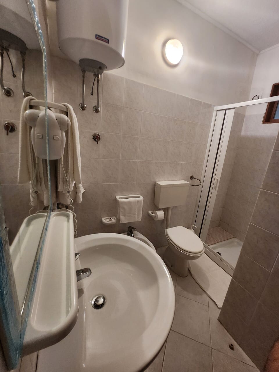 Classic Triple Room | Bathroom | Shower, rainfall showerhead, hair dryer, towels