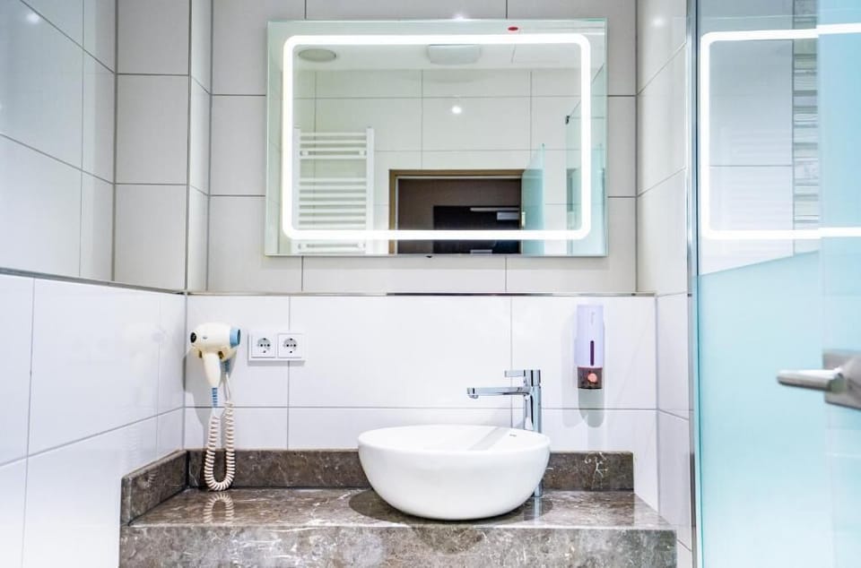 Deluxe Studio Suite | Bathroom
