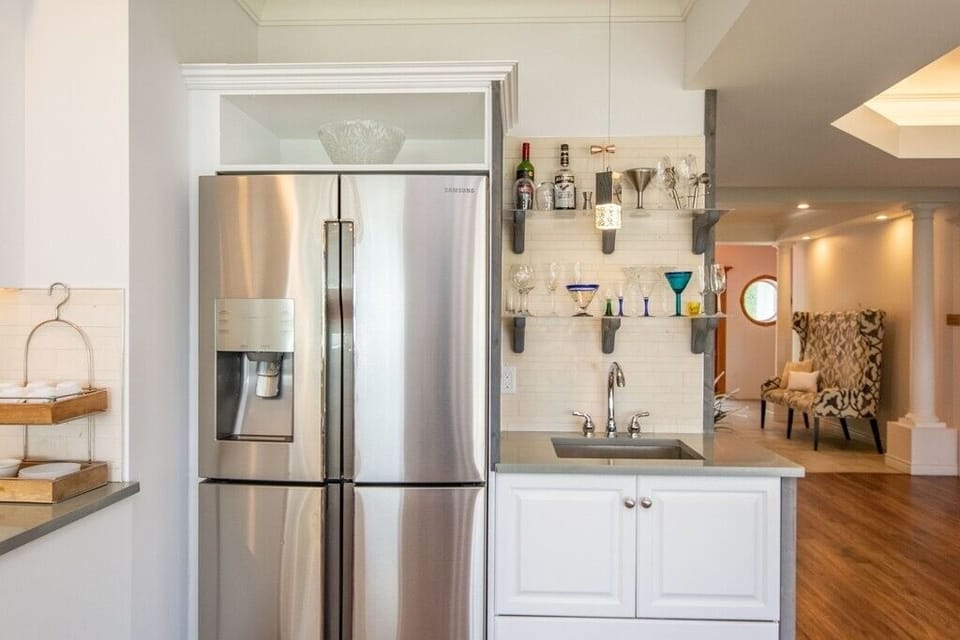 Full-size fridge, microwave, oven, stovetop