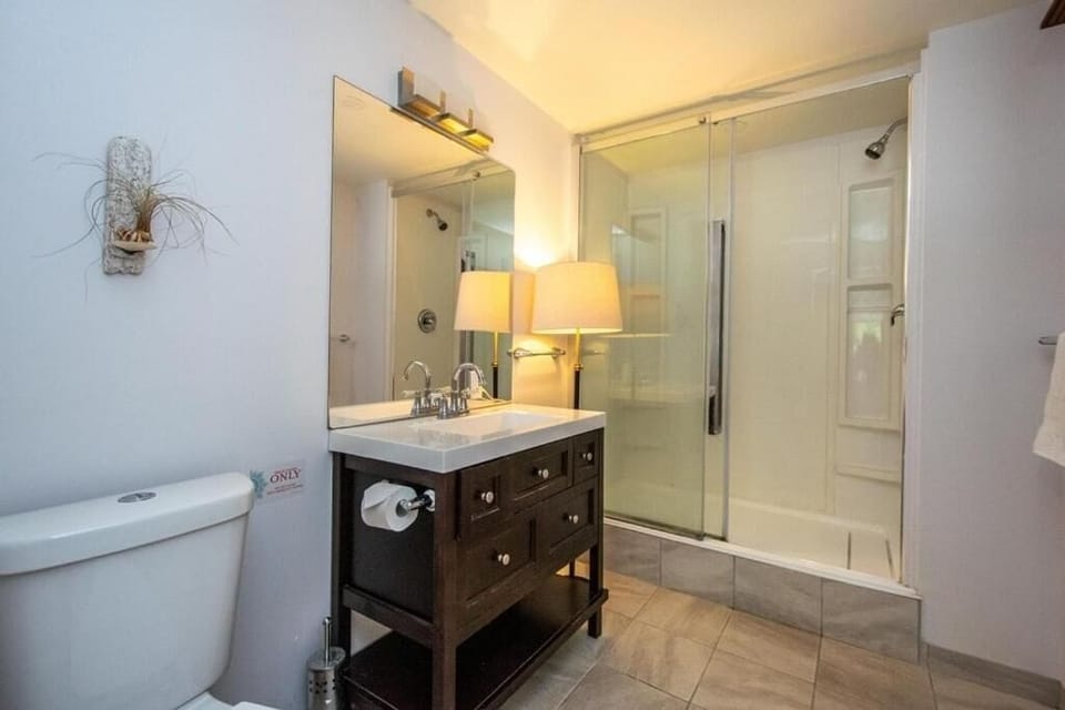 Superior Room, 1 King Bed with Sofa bed | Bathroom | Hair dryer, bathrobes, towels, soap