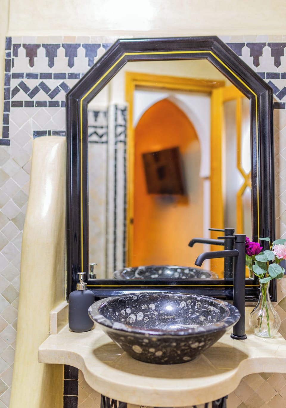 Superior Double Room | Bathroom | Shower, free toiletries, hair dryer, bidet