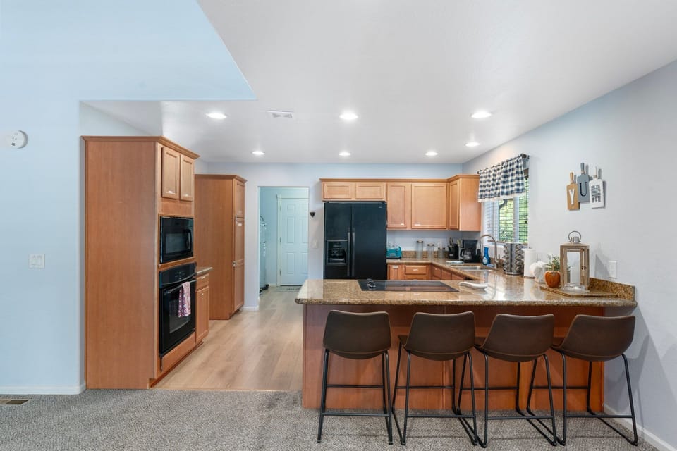 4 additional barstools at the breakfast bar. 